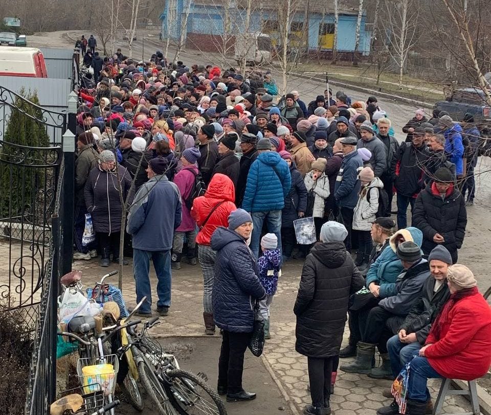 The line for supplies in Trostyanets