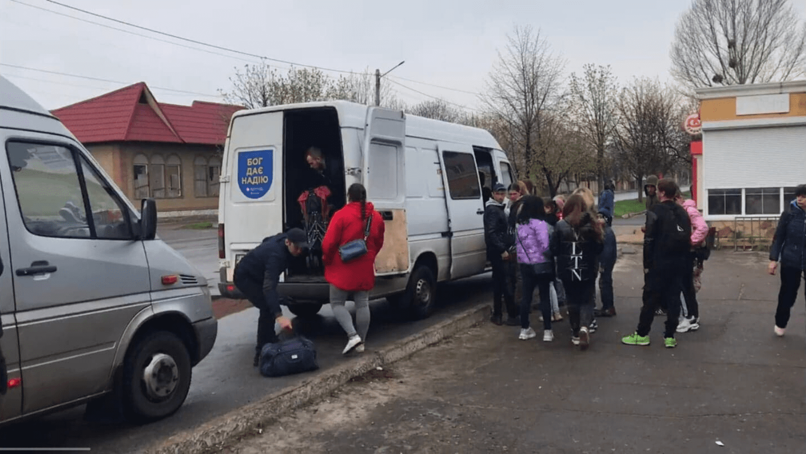 Ukrainians evacuating from eastern Ukraine in two vans